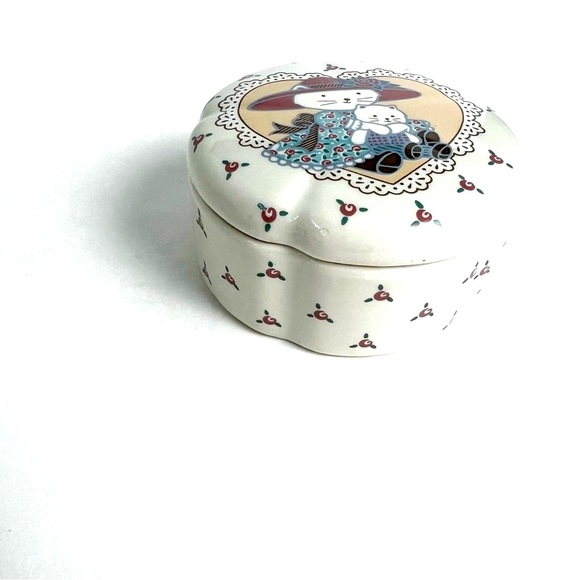 Chelsey Flower Covered Trinket Jewelry Box Porcelain Made in Japan - Picture 4 of 5